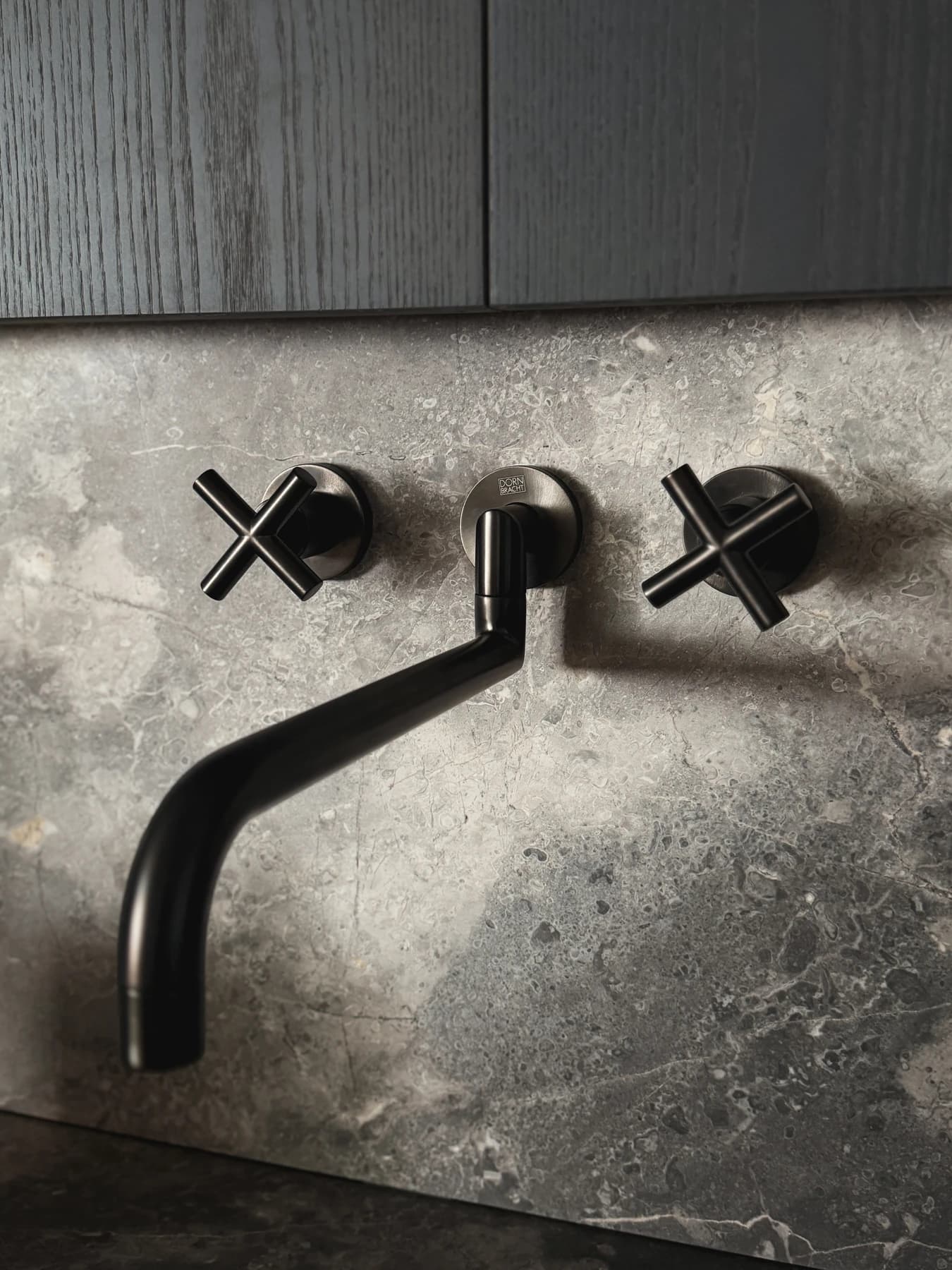 Specialdesignet snedkerinventar – køkken, badeværelse, garderobe og walk-in i egetræ, valnød og marmor med messing armatur · Boform Frame køkken, ligesidet · Hasseris Aalborg · Aalborg · Riise Studio (9)