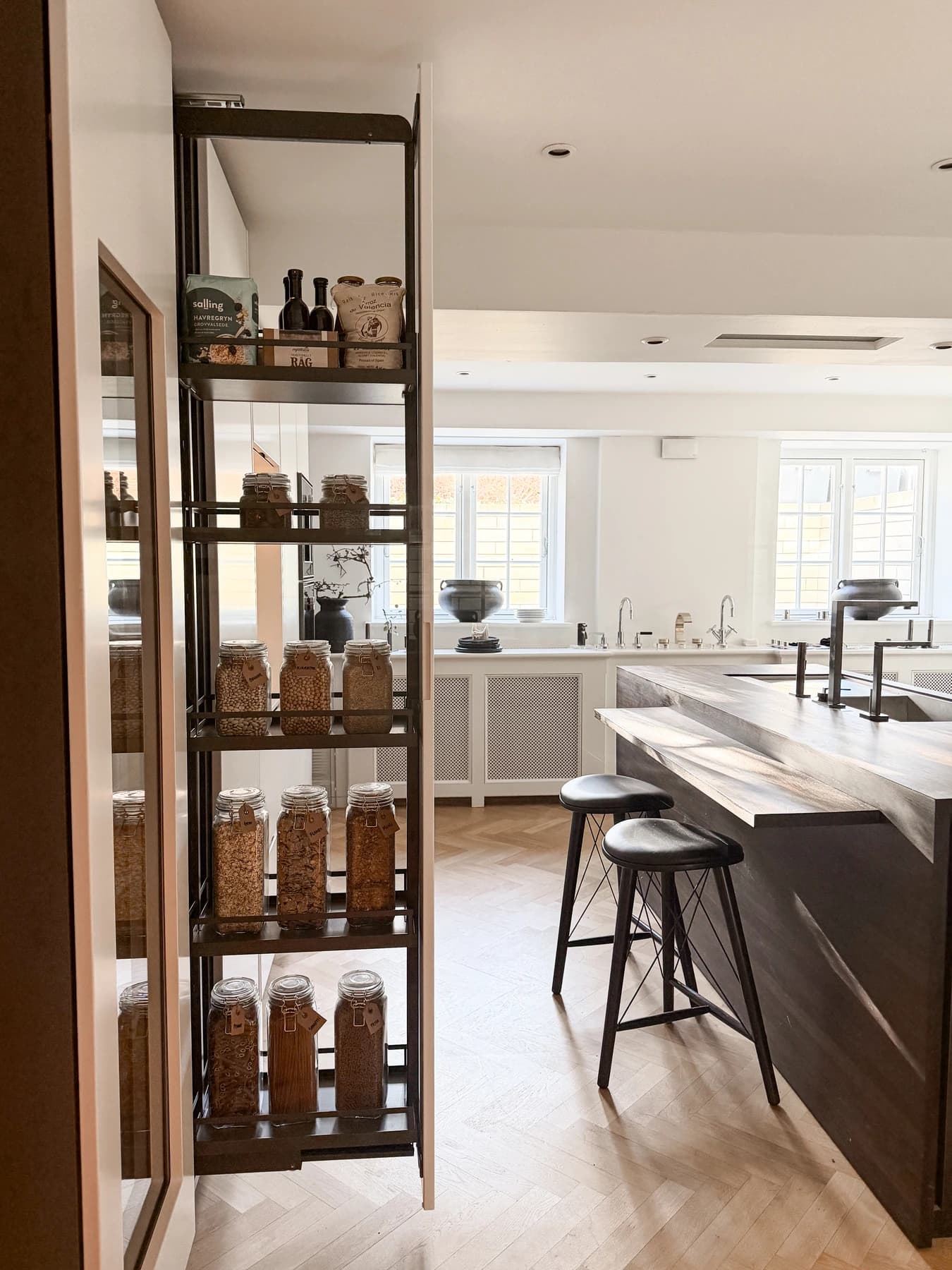 Specialdesignet snedkerinventar – køkken, badeværelse, garderobe og walk-in i egetræ, valnød og marmor med messing armatur · Boform Line køkken inkl. kvadrat ø og opstalt · Hasseris Aalborg · Aalborg · Riise Studio (10)
