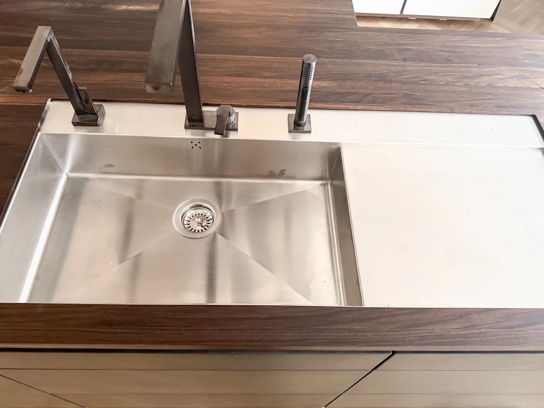 Specialdesignet snedkerinventar – køkken, badeværelse, garderobe og walk-in i egetræ, valnød og marmor med messing armatur · Boform Line køkken inkl. kvadrat ø og opstalt · Hasseris Aalborg · Aalborg · Riise Studio (9)