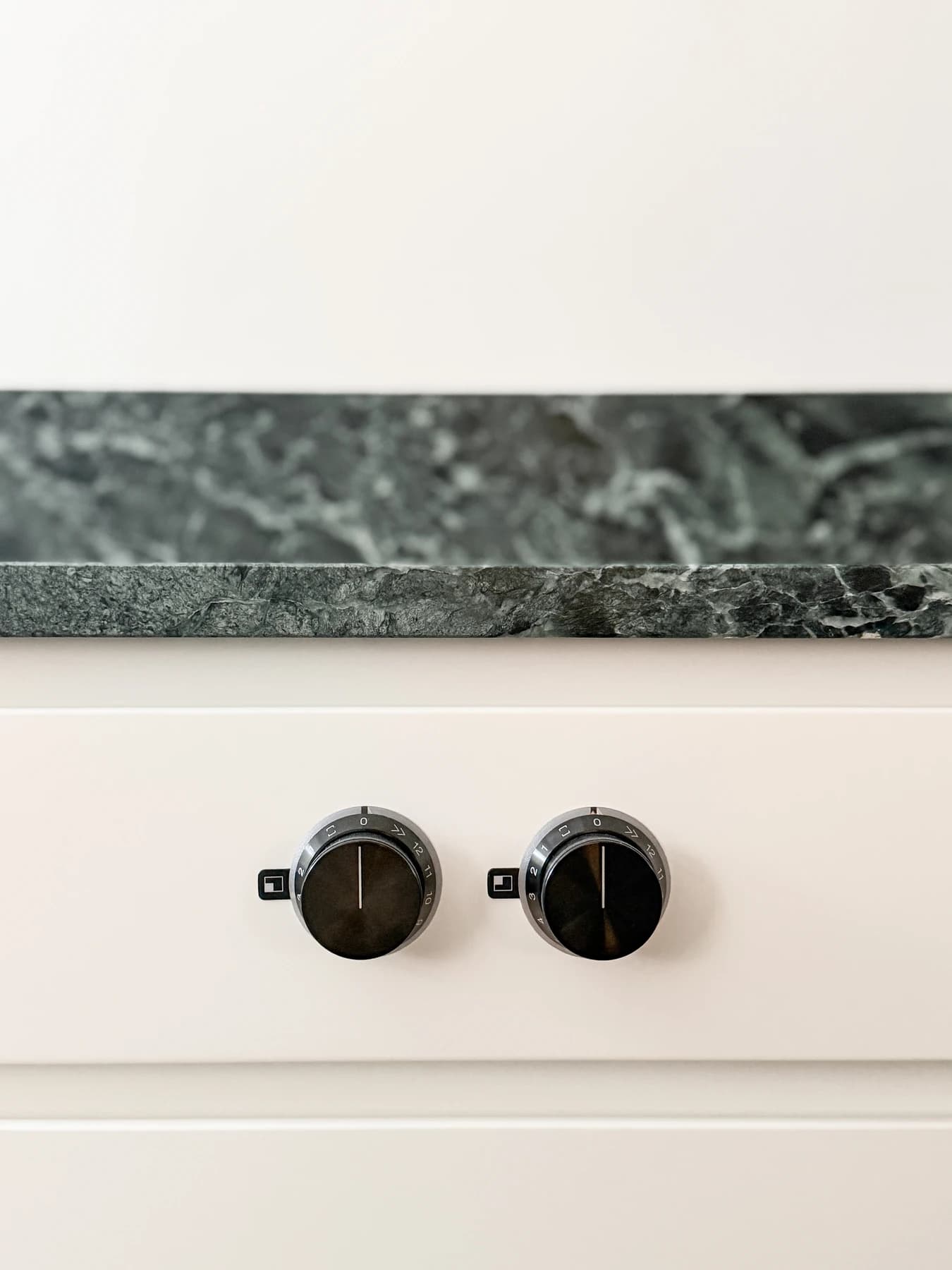 Specialdesignet snedkerinventar – køkken, badeværelse, garderobe og walk-in i egetræ, valnød og marmor med messing armatur · Boform Line køkken inkl. kvadrat ø og opstalt · Hasseris Aalborg · Aalborg · Riise Studio (7)