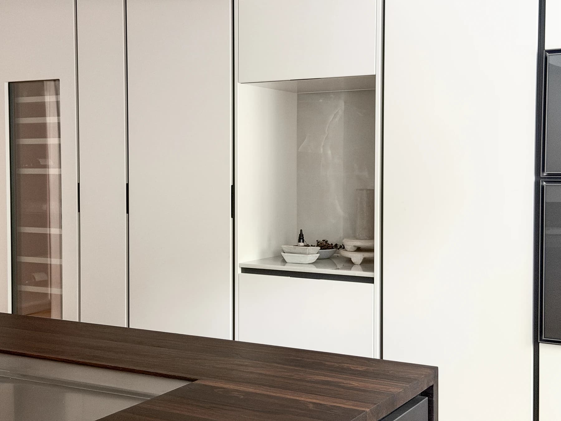 Specialdesignet snedkerinventar – køkken, badeværelse, garderobe og walk-in i egetræ, valnød og marmor med messing armatur · Boform Line køkken inkl. kvadrat ø og opstalt · Hasseris Aalborg · Aalborg · Riise Studio (3)