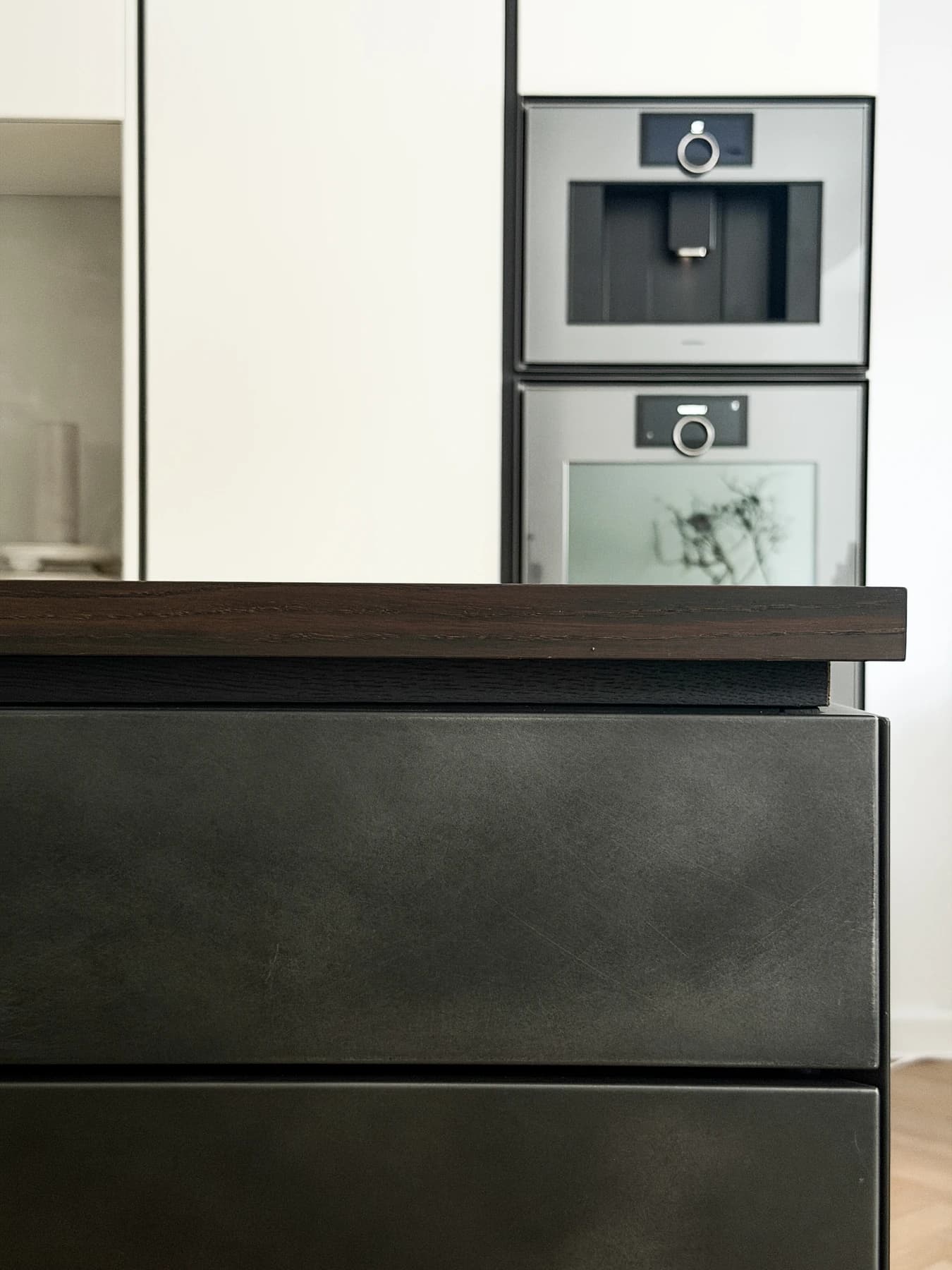 Specialdesignet snedkerinventar – køkken, badeværelse, garderobe og walk-in i egetræ, valnød og marmor med messing armatur · Boform Line køkken inkl. kvadrat ø og opstalt · Hasseris Aalborg · Aalborg · Riise Studio (4)