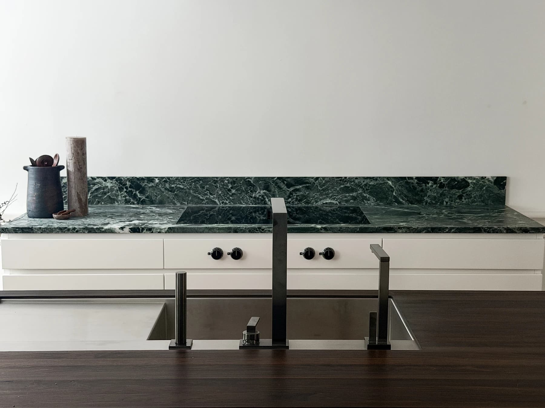 Specialdesignet snedkerinventar – køkken, badeværelse, garderobe og walk-in i egetræ, valnød og marmor med messing armatur · Boform Line køkken inkl. kvadrat ø og opstalt · Hasseris Aalborg · Aalborg · Riise Studio (2)
