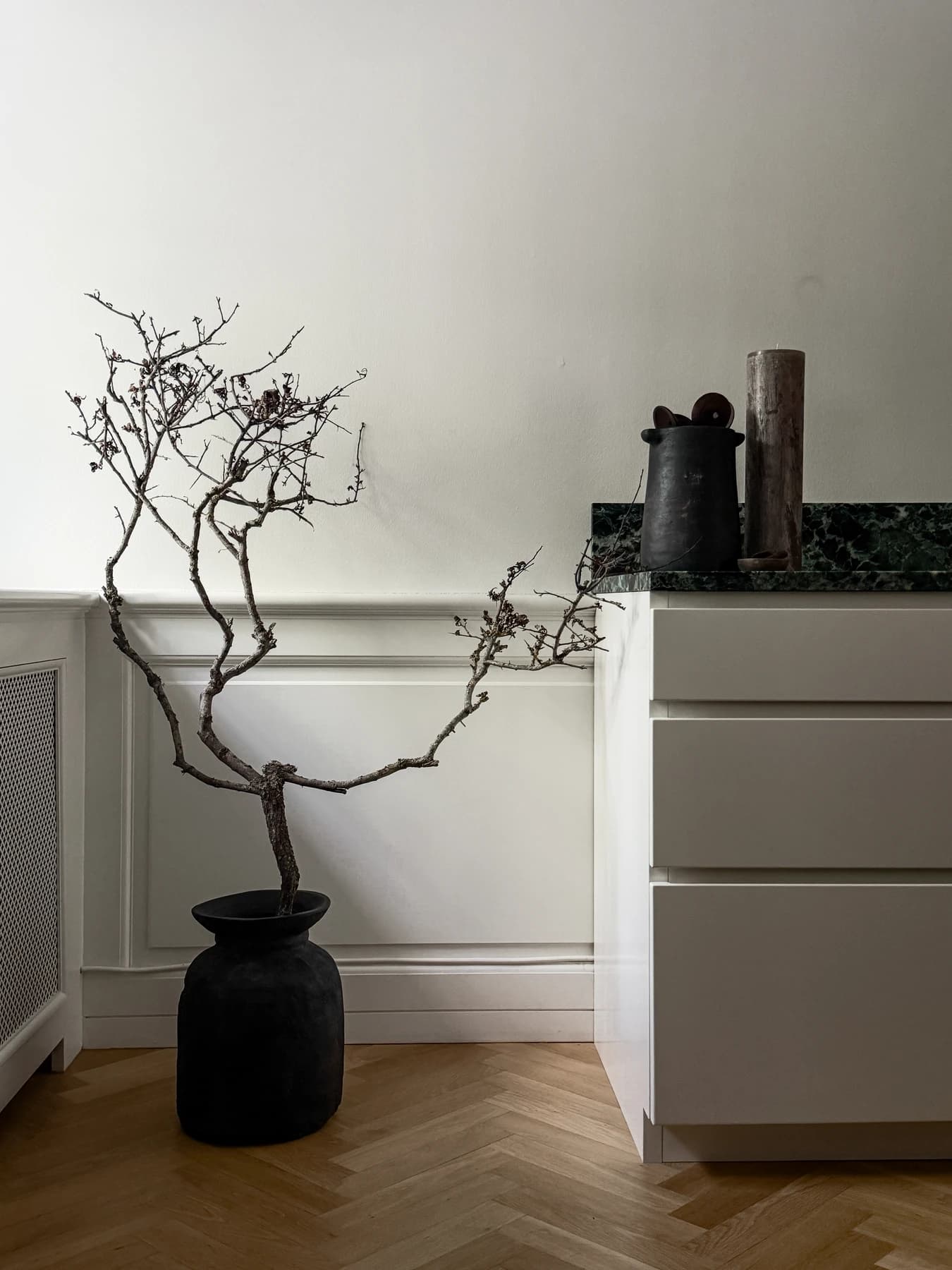Specialdesignet snedkerinventar – køkken, badeværelse, garderobe og walk-in i egetræ, valnød og marmor med messing armatur · Boform Line køkken inkl. kvadrat ø og opstalt · Hasseris Aalborg · Aalborg · Riise Studio (11)