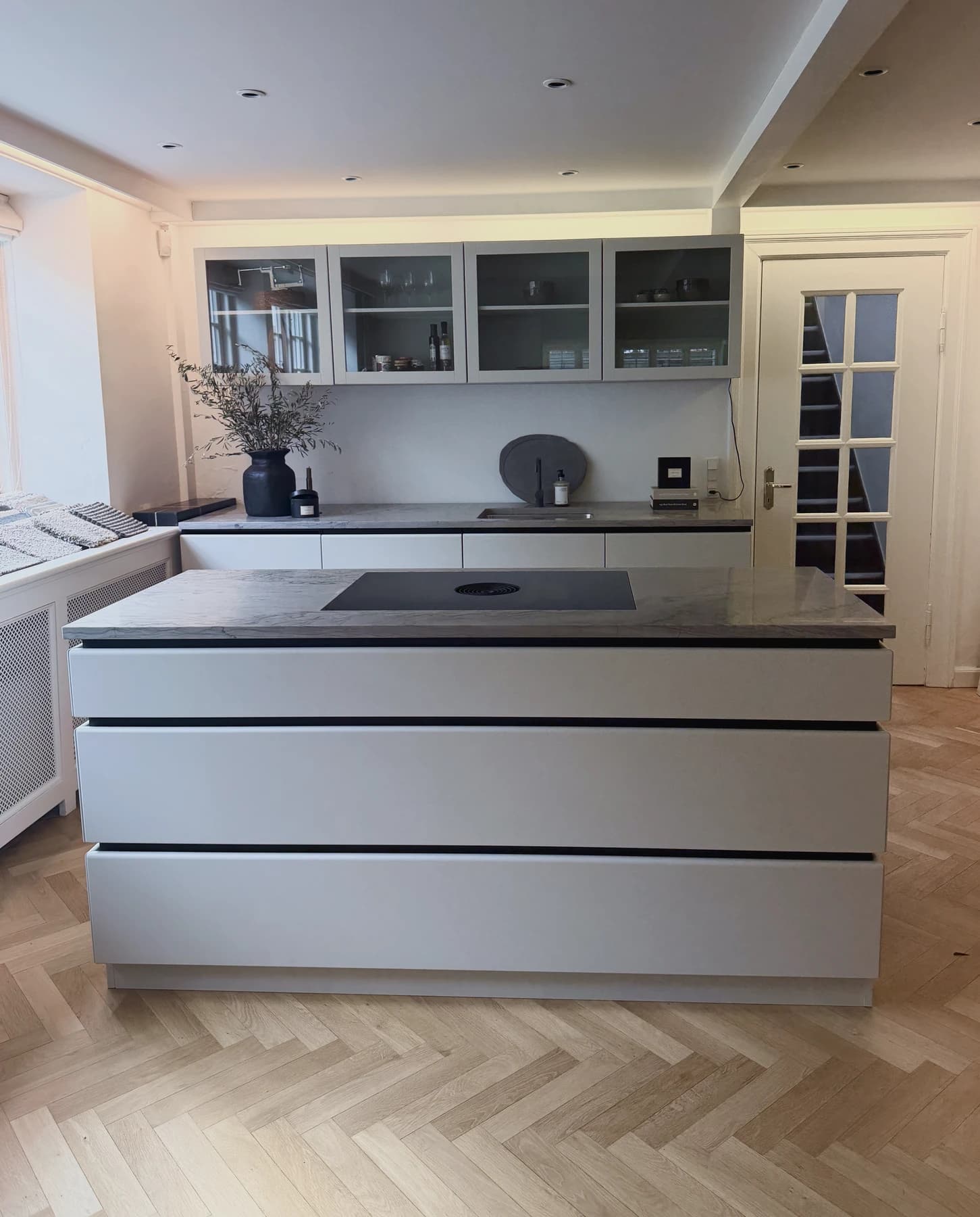 Specialdesignet snedkerinventar – køkken, badeværelse, garderobe og walk-in i egetræ, valnød og marmor med messing armatur · Boform Line køkken, ligesidet med åben ø · Hasseris Aalborg · Aalborg · Riise Studio (2)