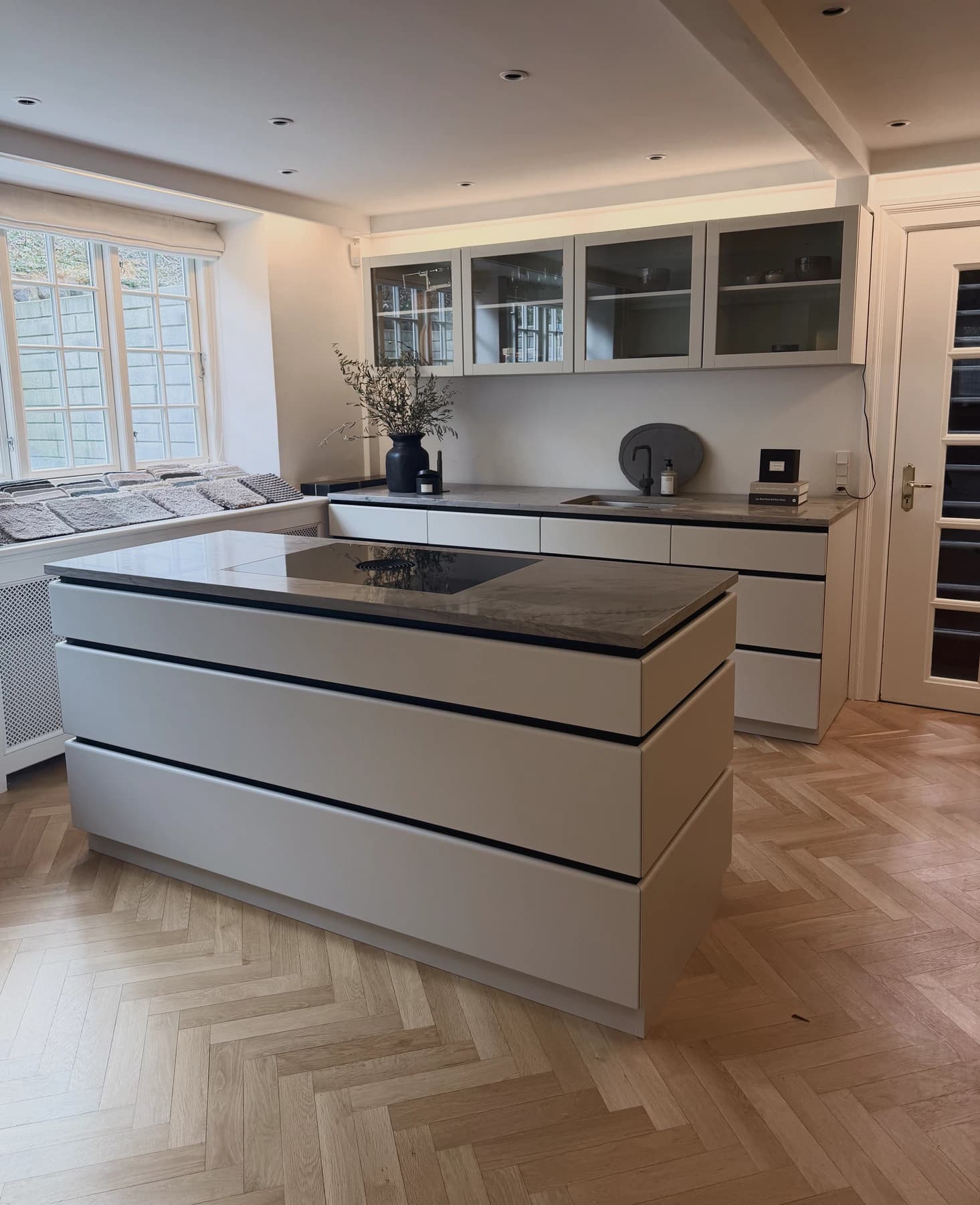 Specialdesignet snedkerinventar – køkken, badeværelse, garderobe og walk-in i egetræ, valnød og marmor med messing armatur · Boform Line køkken, ligesidet med åben ø · Hasseris Aalborg · Aalborg · Riise Studio (3)