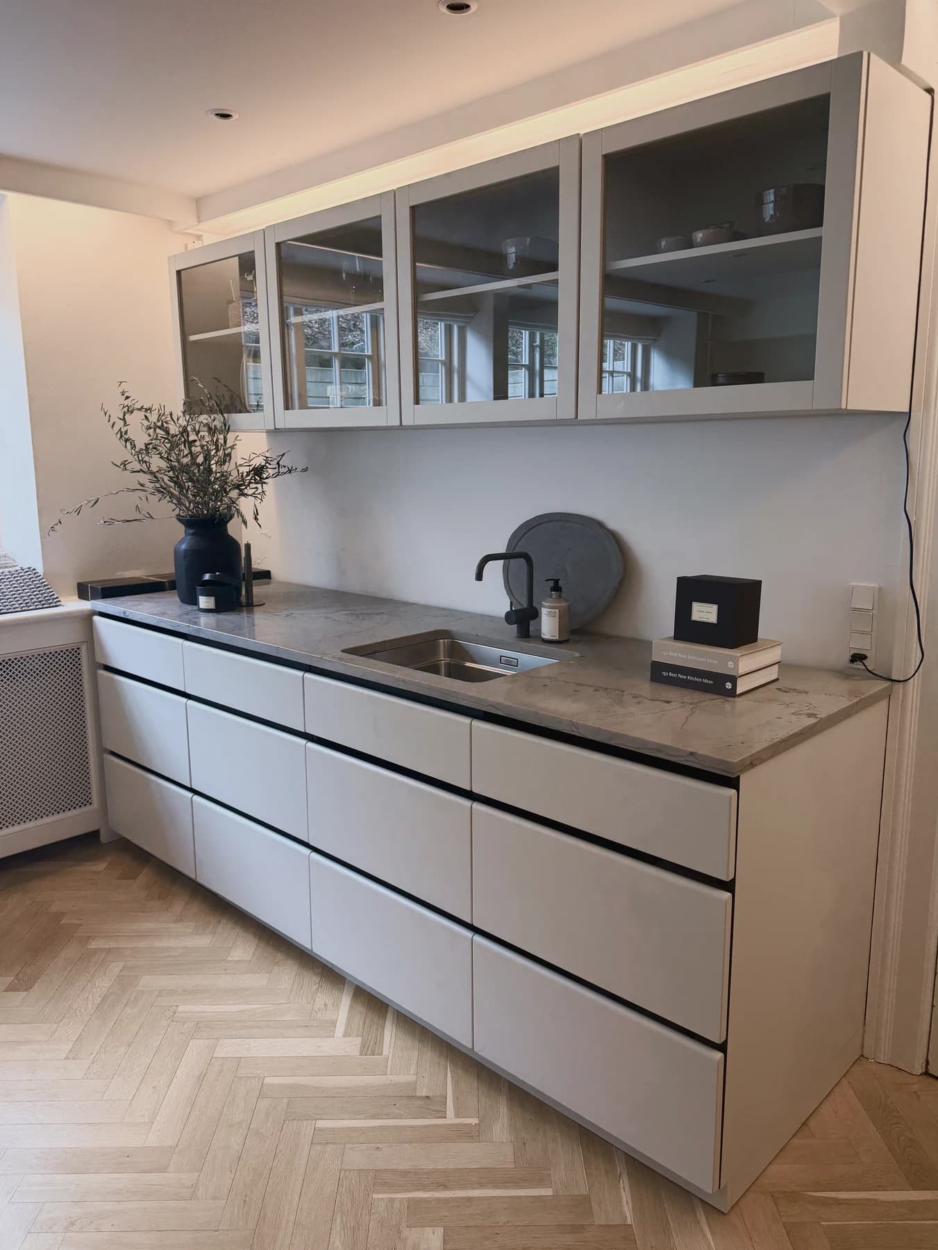 Boform Line køkken, ligesidet med åben ø - Inventar i Pale Grey, skuffer i hvid bøg, ekstra tyk kvartsit bordplade.