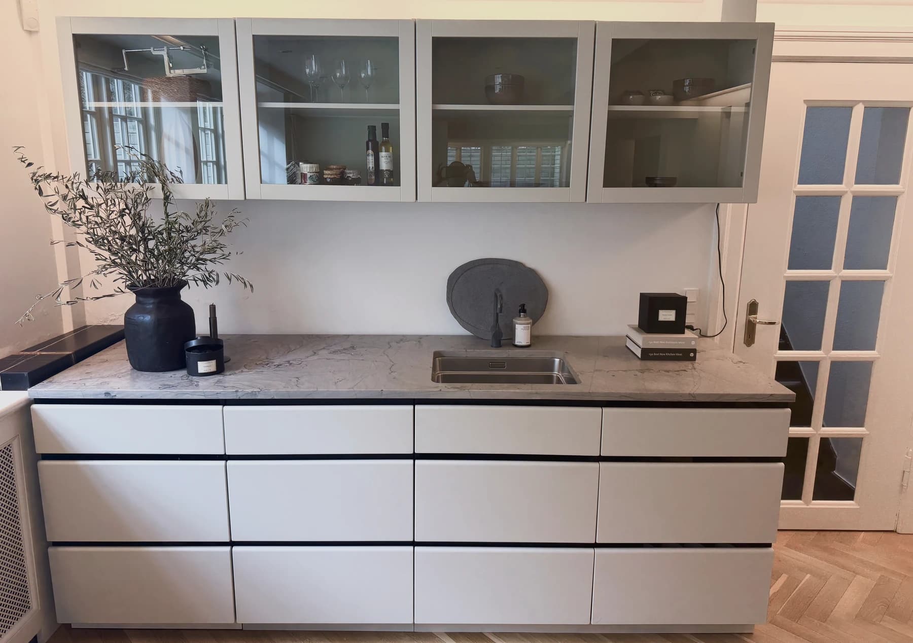 Specialdesignet snedkerinventar – køkken, badeværelse, garderobe og walk-in i egetræ, valnød og marmor med messing armatur · Boform Line køkken, ligesidet med åben ø · Hasseris Aalborg · Aalborg · Riise Studio (8)