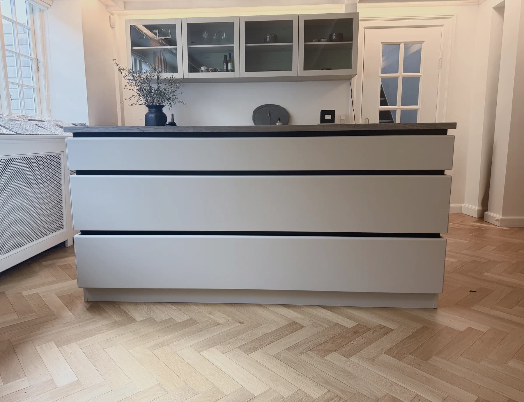 Specialdesignet snedkerinventar – køkken, badeværelse, garderobe og walk-in i egetræ, valnød og marmor med messing armatur · Boform Line køkken, ligesidet med åben ø · Hasseris Aalborg · Aalborg · Riise Studio (6)
