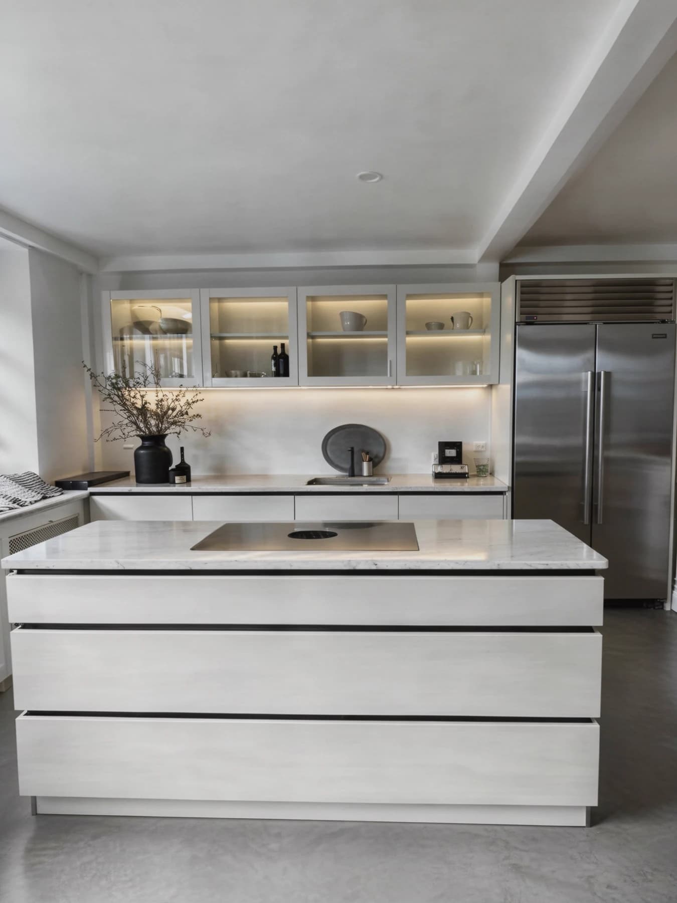 Specialdesignet snedkerinventar – køkken, badeværelse, garderobe og walk-in i egetræ, valnød og marmor med messing armatur · Boform Line køkken, ligesidet med åben ø · Hasseris Aalborg · Aalborg · Riise Studio (4)