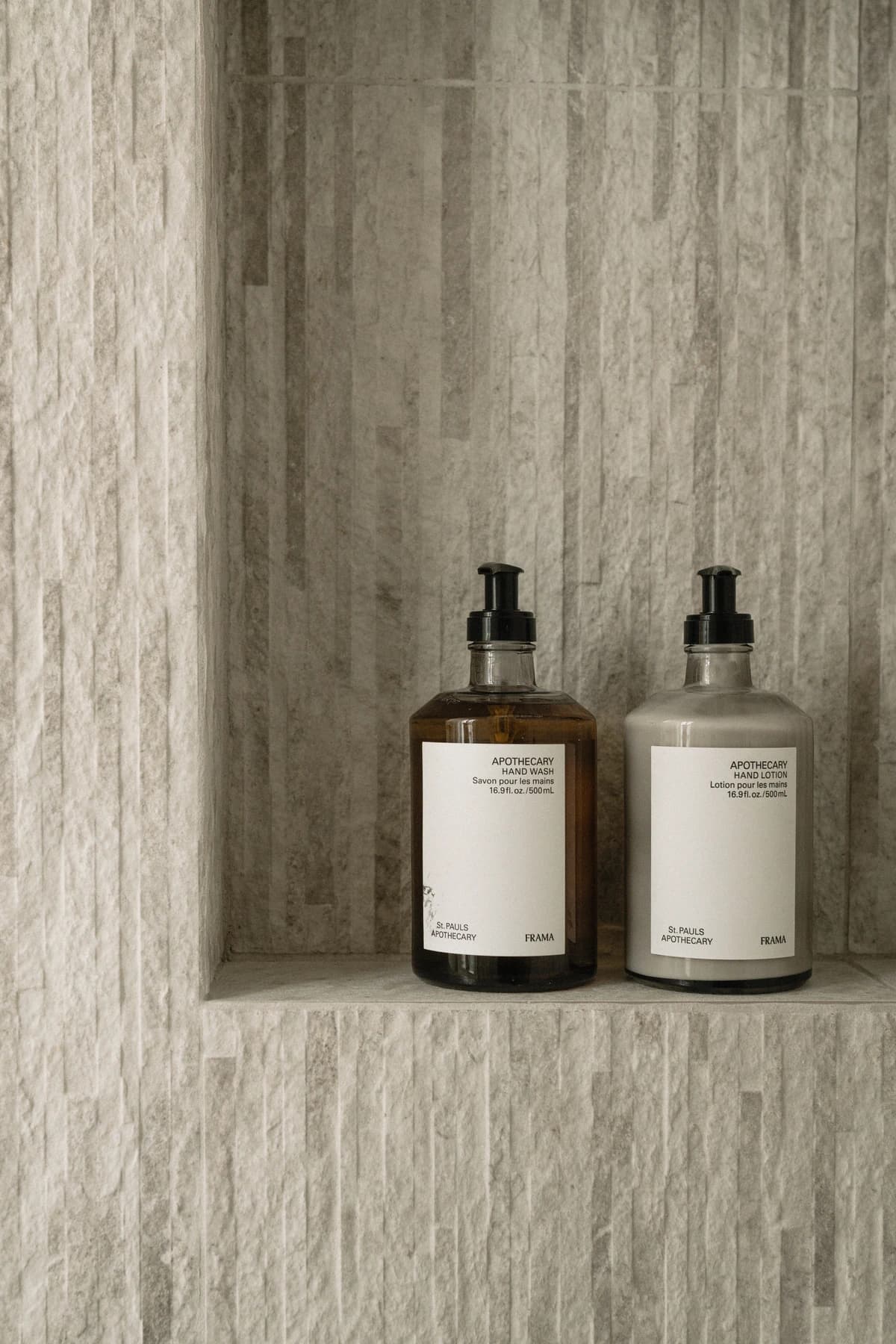 Badeværelse – badeværelse i marmor og kalksten med messing armatur · specialdesignet inventar fra snedker · Aalborg · Riise Studio (5)