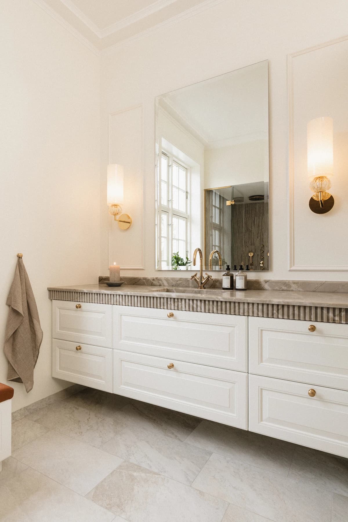 Badeværelse – badeværelse i marmor og kalksten med messing armatur · specialdesignet inventar fra snedker · Aalborg · Riise Studio (8)
