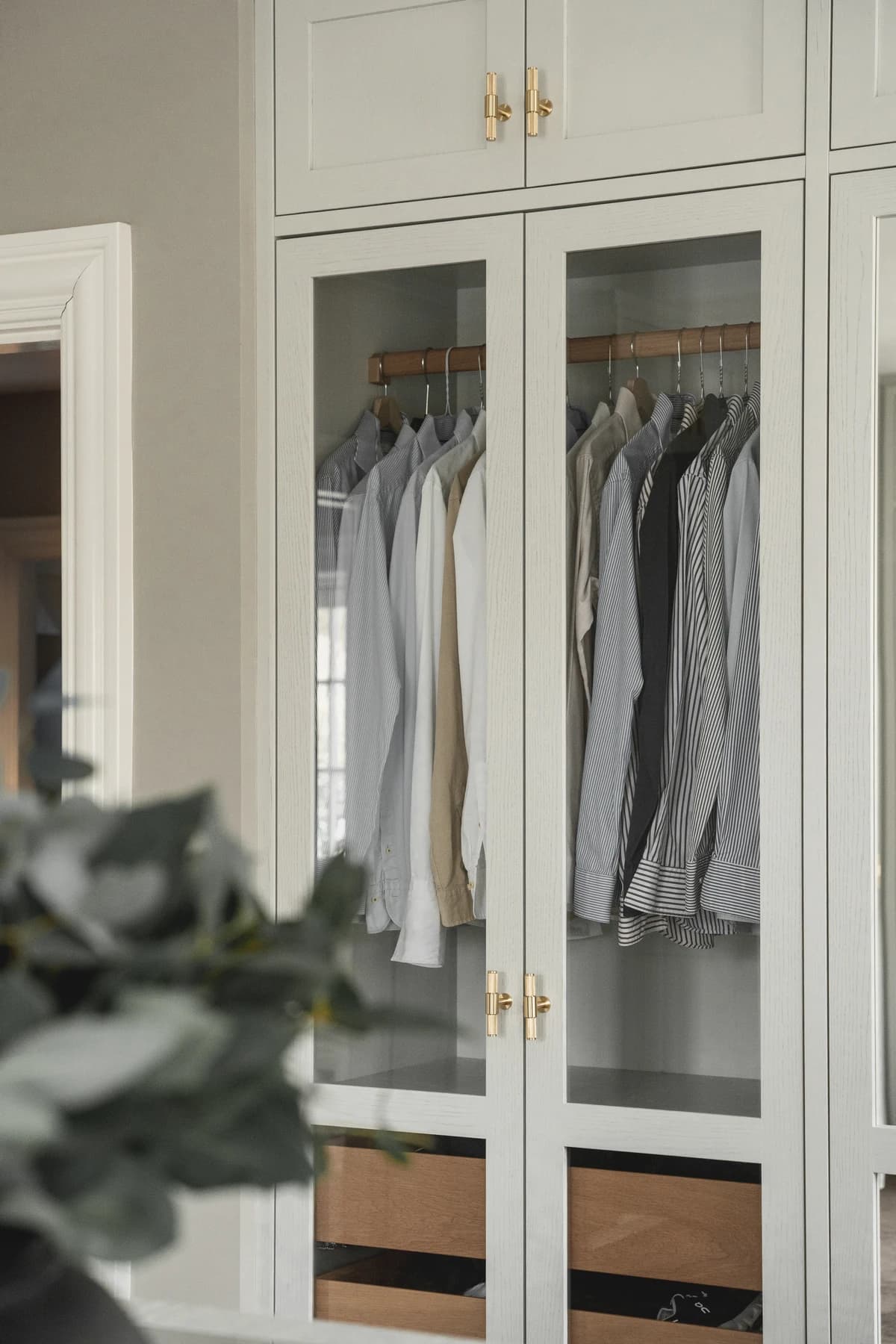 Garderobe – walk-in garderobe med skabe i valnød og egetræ · specialdesignet inventar fra snedker · Aalborg · Riise Studio (10)