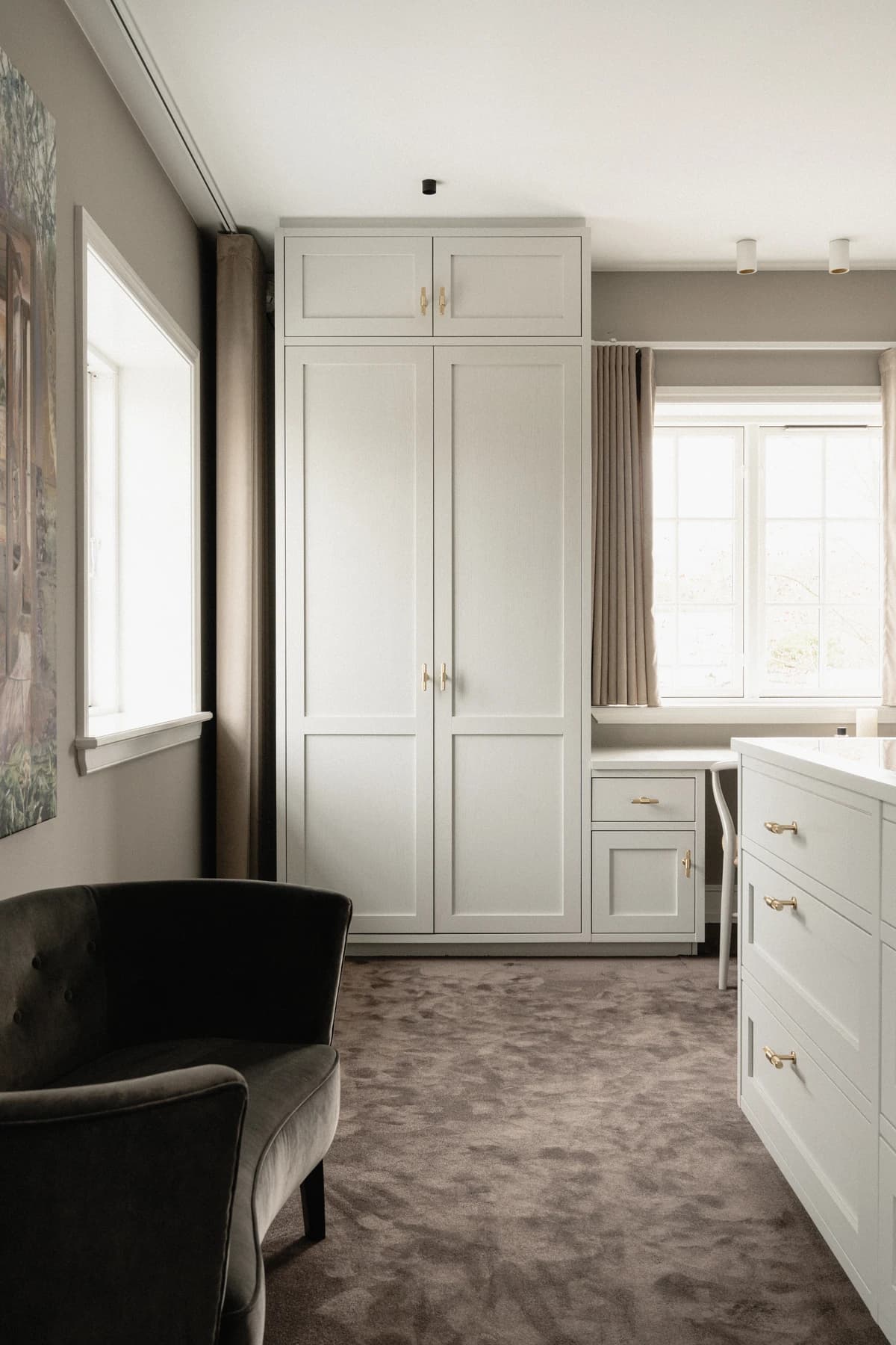 Garderobe – walk-in garderobe med skabe i valnød og egetræ · specialdesignet inventar fra snedker · Aalborg · Riise Studio (13)