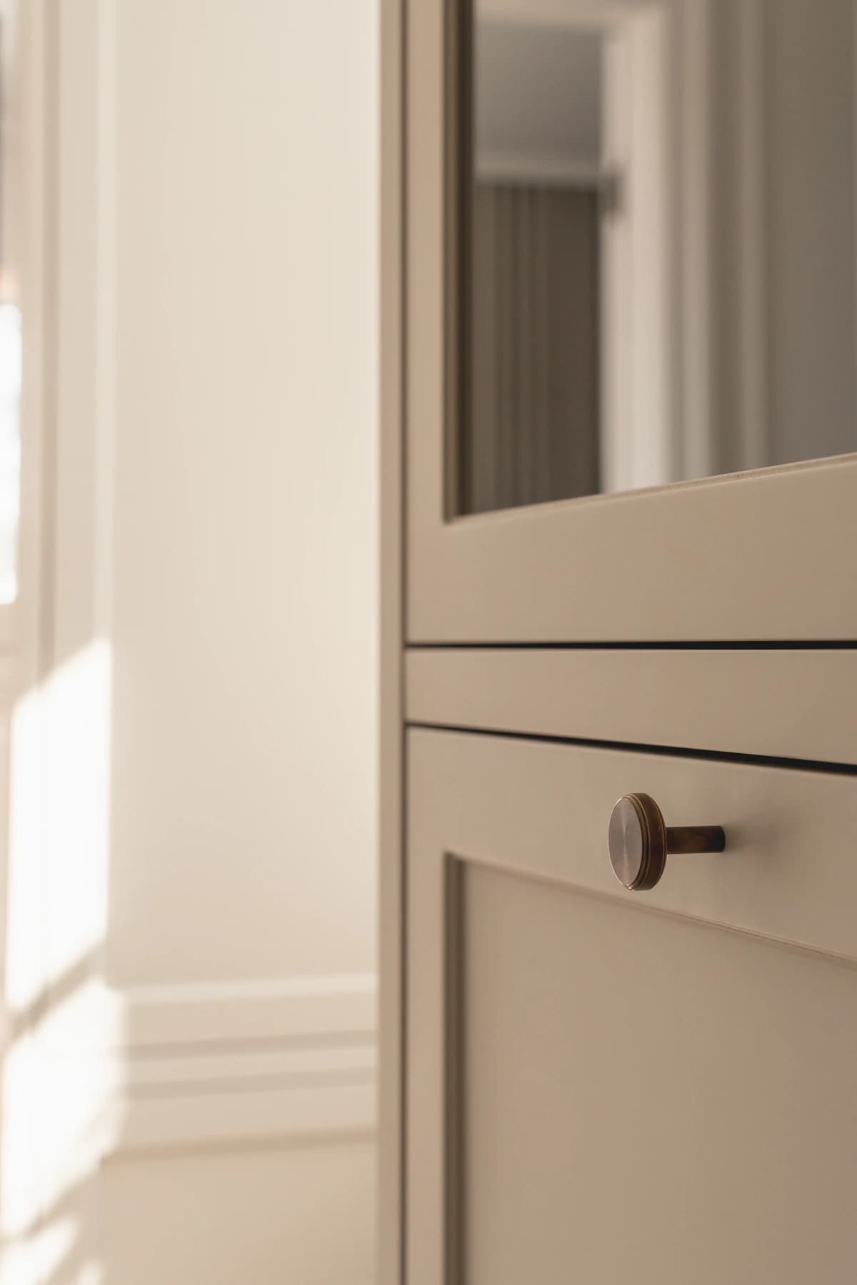 Garderobe – walk-in garderobe med skabe i valnød og egetræ · specialdesignet inventar fra snedker · Aalborg · Riise Studio (2)