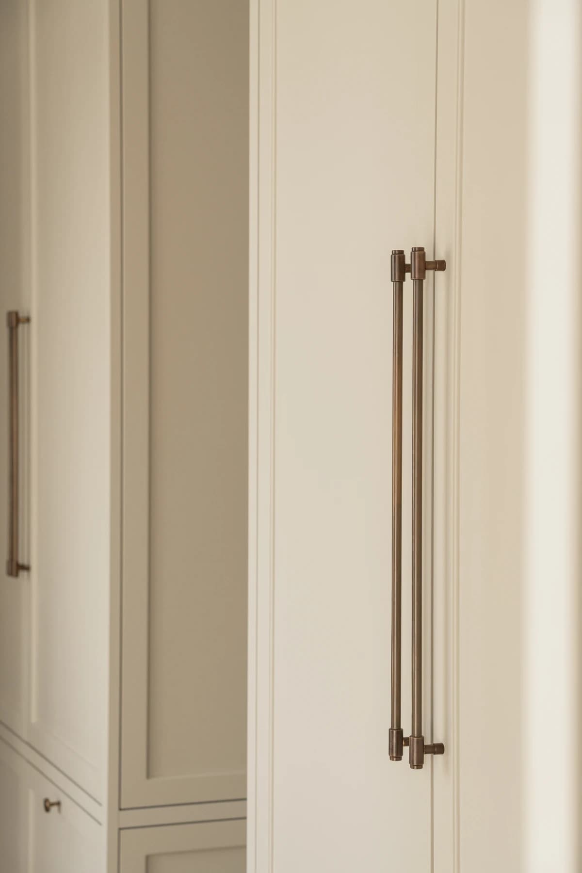 Garderobe – walk-in garderobe med skabe i valnød og egetræ · specialdesignet inventar fra snedker · Aalborg · Riise Studio (3)