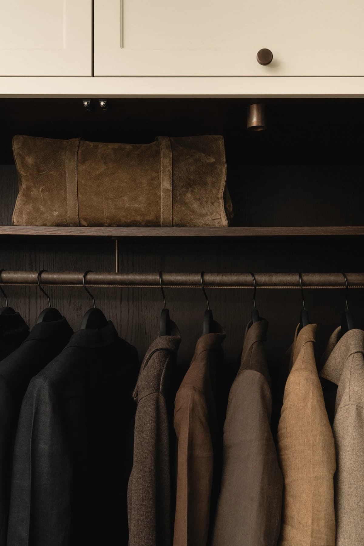 Garderobe – walk-in garderobe med skabe i valnød og egetræ · specialdesignet inventar fra snedker · Aalborg · Riise Studio (4)