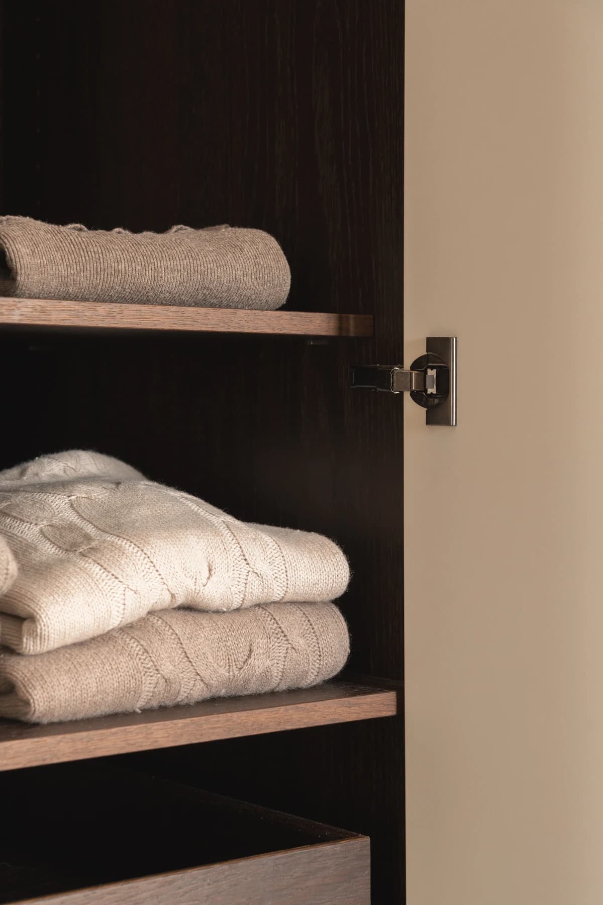 Garderobe – walk-in garderobe med skabe i valnød og egetræ · specialdesignet inventar fra snedker · Aalborg · Riise Studio (5)