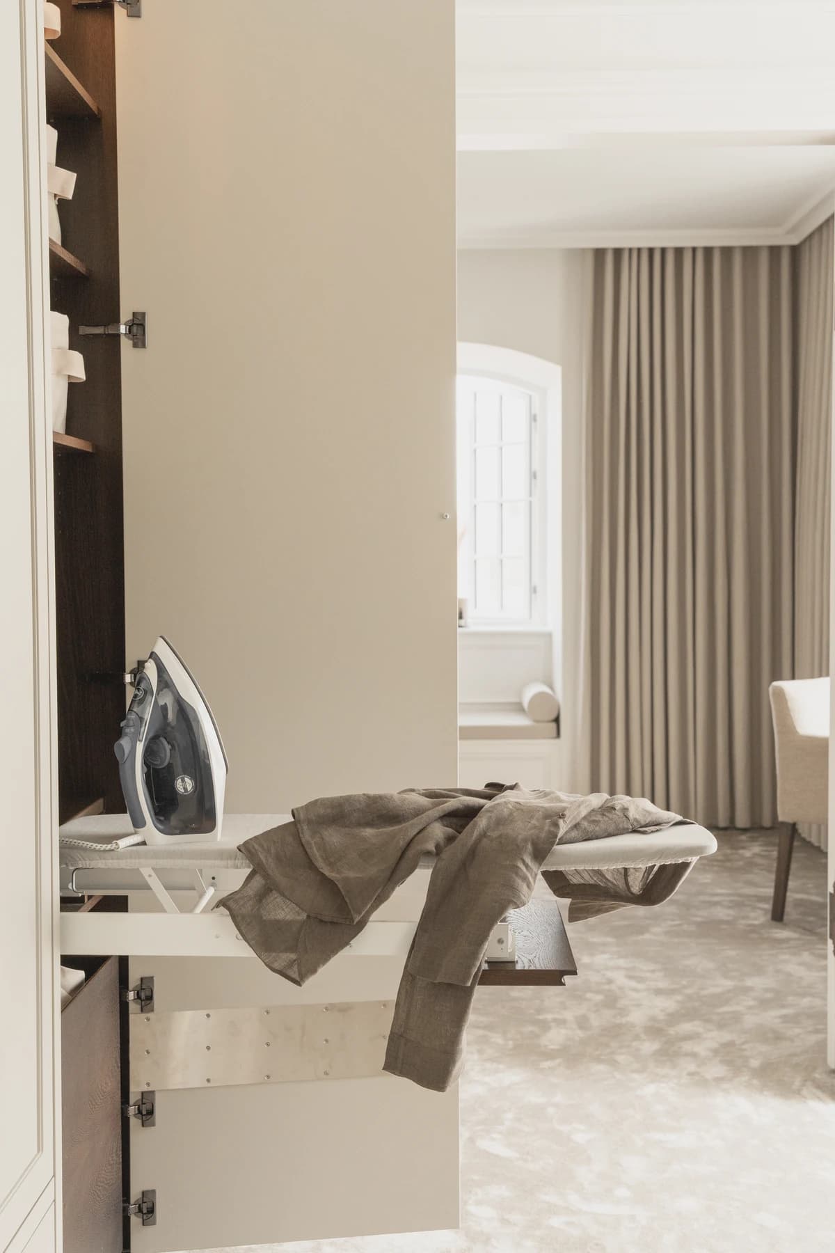 Garderobe – walk-in garderobe med skabe i valnød og egetræ · specialdesignet inventar fra snedker · Aalborg · Riise Studio (6)