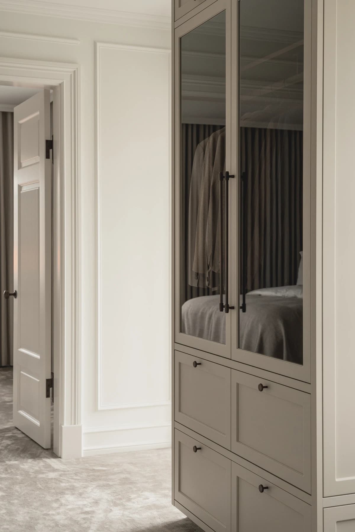Garderobe – walk-in garderobe med skabe i valnød og egetræ · specialdesignet inventar fra snedker · Aalborg · Riise Studio (7)