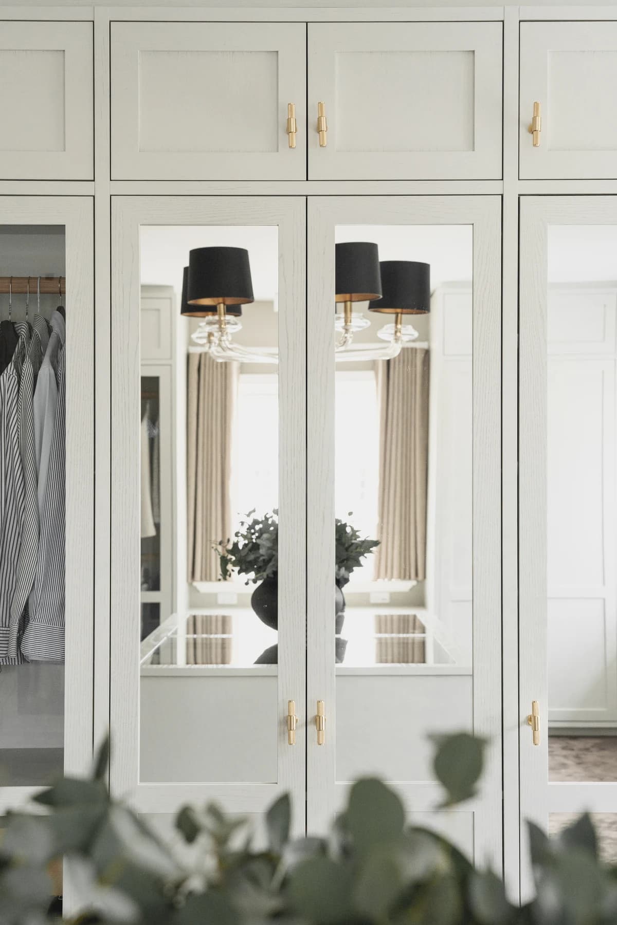 Garderobe – walk-in garderobe med skabe i valnød og egetræ · specialdesignet inventar fra snedker · Aalborg · Riise Studio (8)