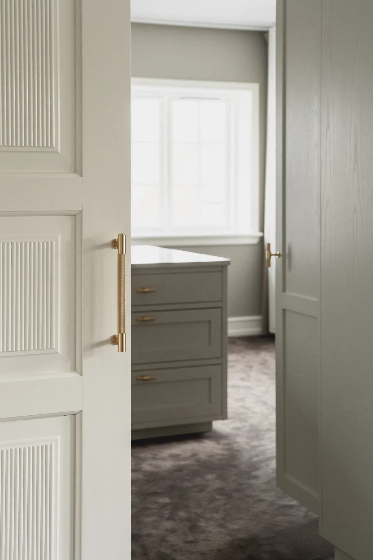 Garderobe – walk-in garderobe med skabe i valnød og egetræ · specialdesignet inventar fra snedker · Aalborg · Riise Studio (9)