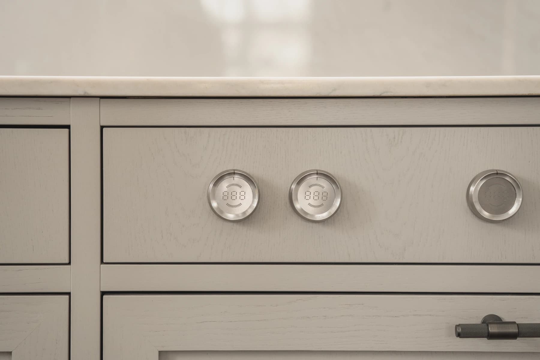 Køkken – snedkerkøkken i egetræ med marmor bordplade og messing armatur · specialdesignet inventar fra snedker · Aalborg · Riise Studio (1)