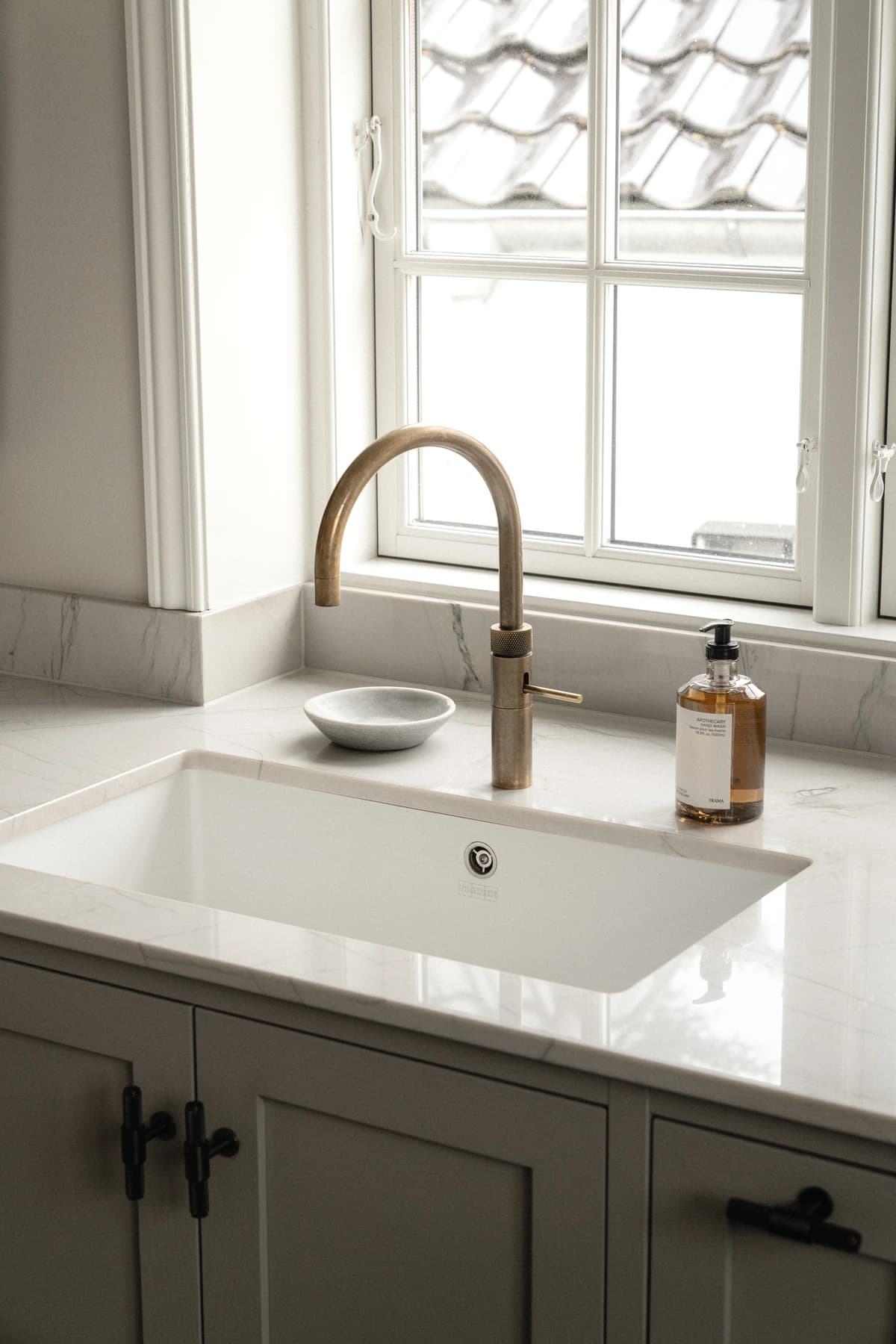 Køkken – snedkerkøkken i egetræ med marmor bordplade og messing armatur · specialdesignet inventar fra snedker · Aalborg · Riise Studio (2)