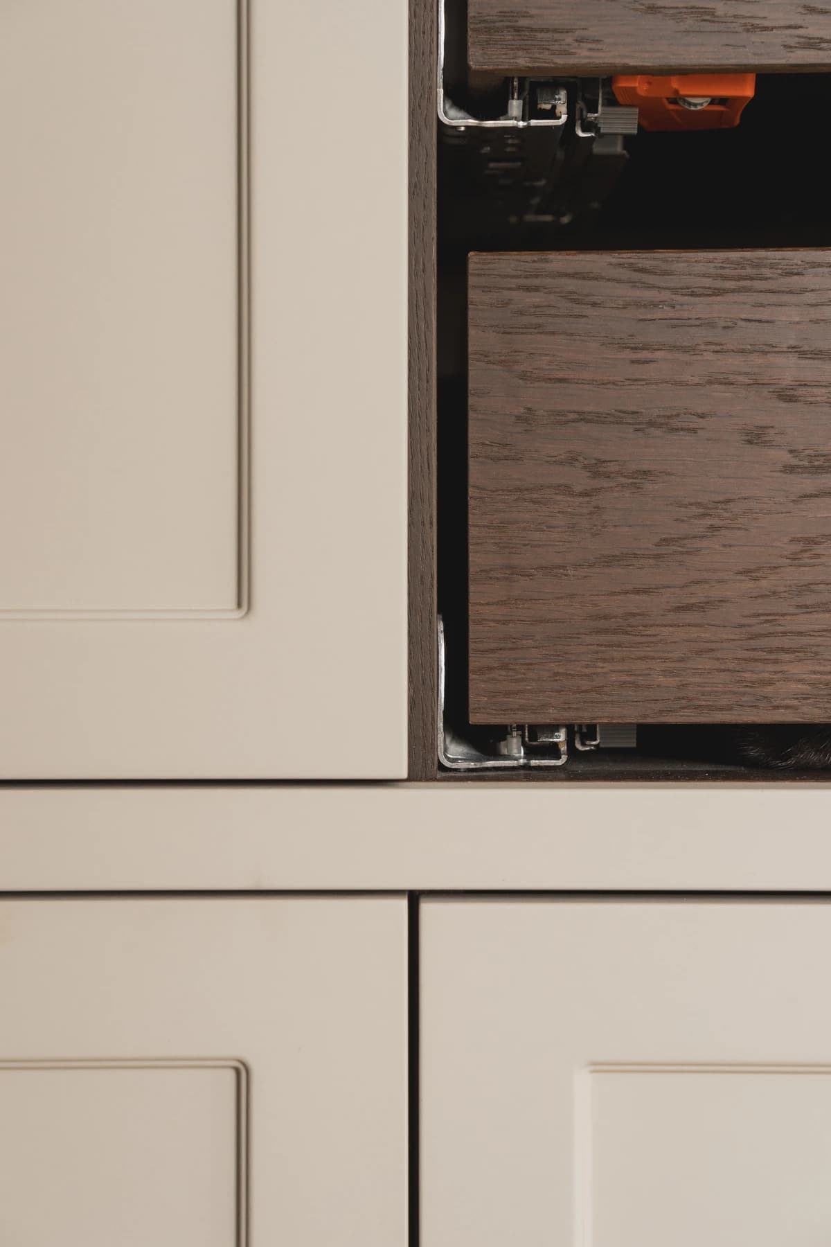 Simple opbevaringsløsninger – opbevaring med snedkerinventar i egetræ · specialdesignet inventar fra snedker · Aalborg · Riise Studio (9)
